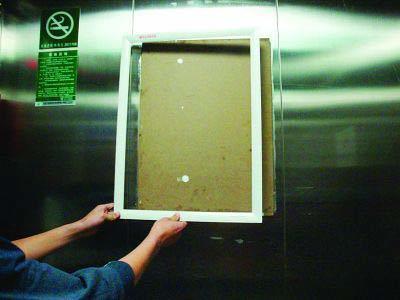 電梯廣告異味擾民，居民一怒砸毀廣告牌引關(guān)注